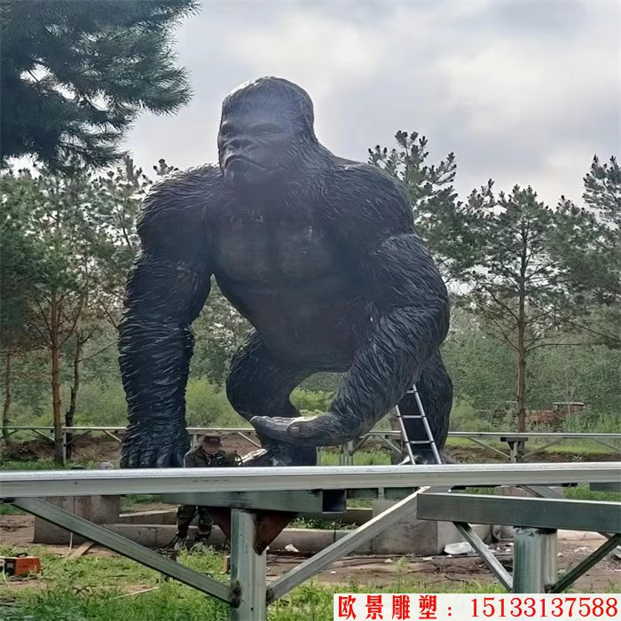 玻璃钢大型金刚雕塑 (1)